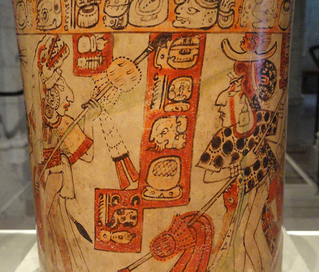 Керамический сосуд майя с боевой сценой,  сделанный между 600 и 900 годами. wikimedia.org