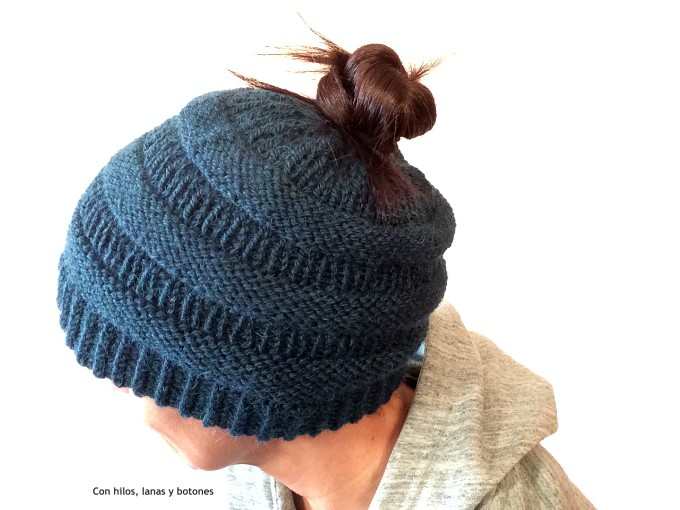 Con hilos, lanas y botones: Messy Bun Beanie