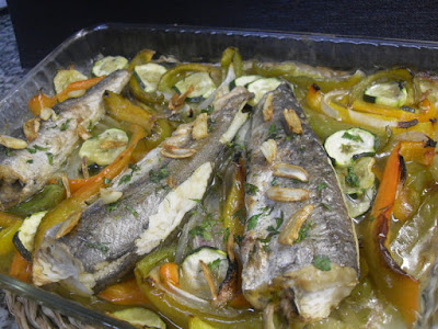 Receta de pescadilla al horno con verduras.