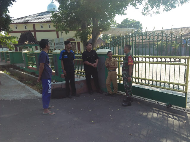 Ciptakan Keamanan, Babinsa Plumbungan Komsos Dengan Satpam SMK PGRI