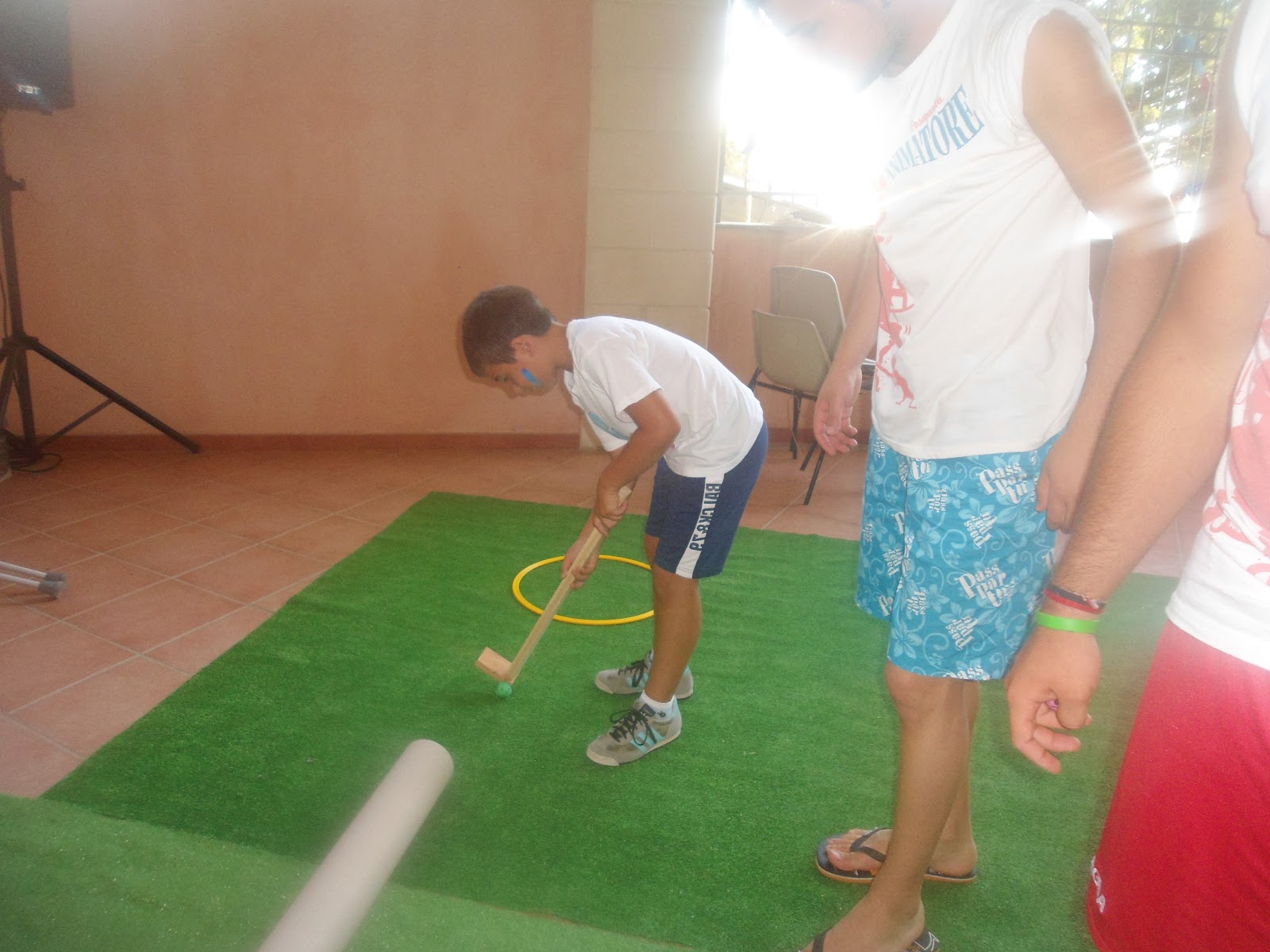 Un Giocatore Di Golf Riesce A Colpire Una Pallina Scagliandola