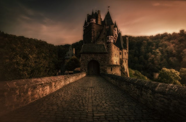 castle-3635843_960_720-compressed
