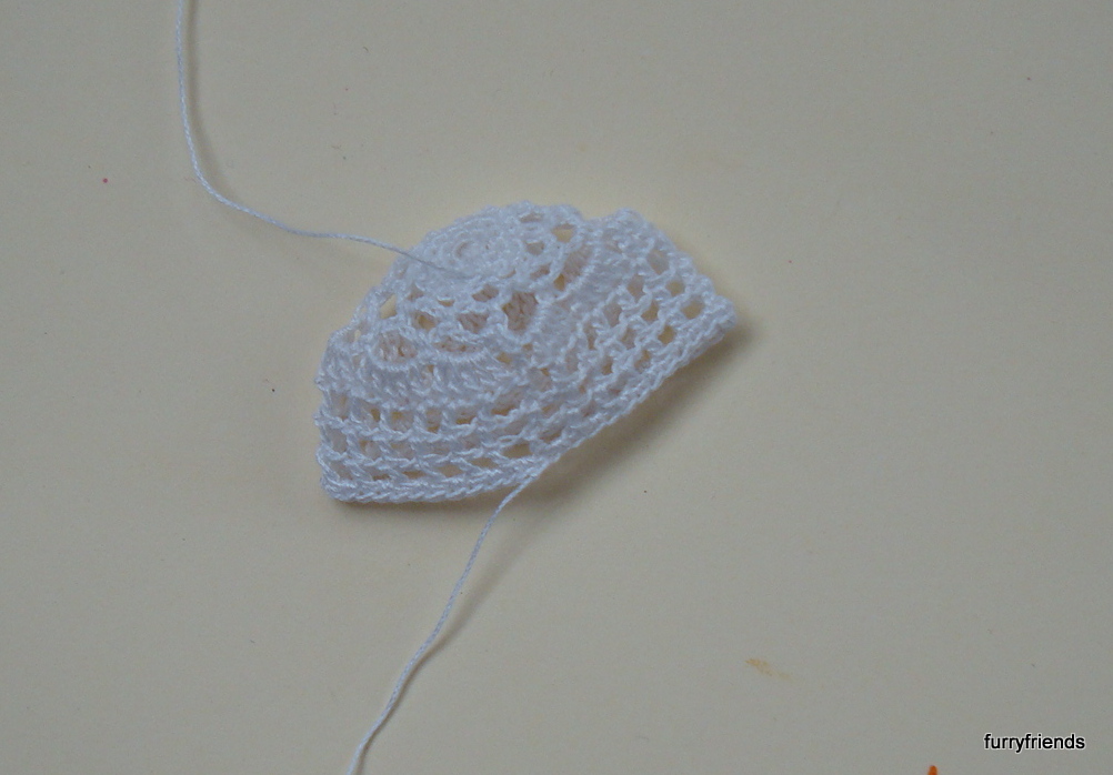 Marianne's Miniverse Crochet cake dome