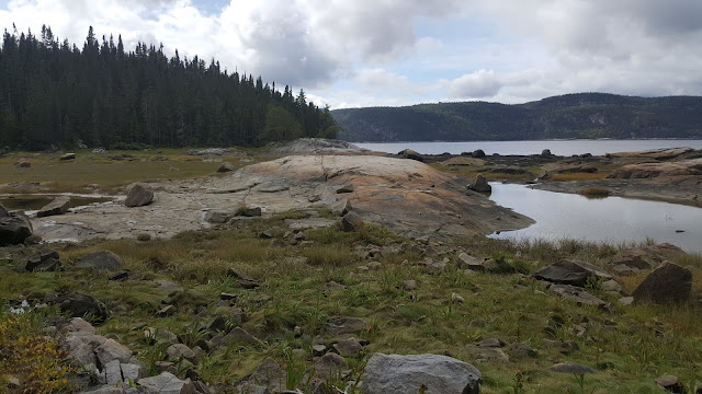 La 'Pointe à Passe-Pierre' sur le sentier du Fjord