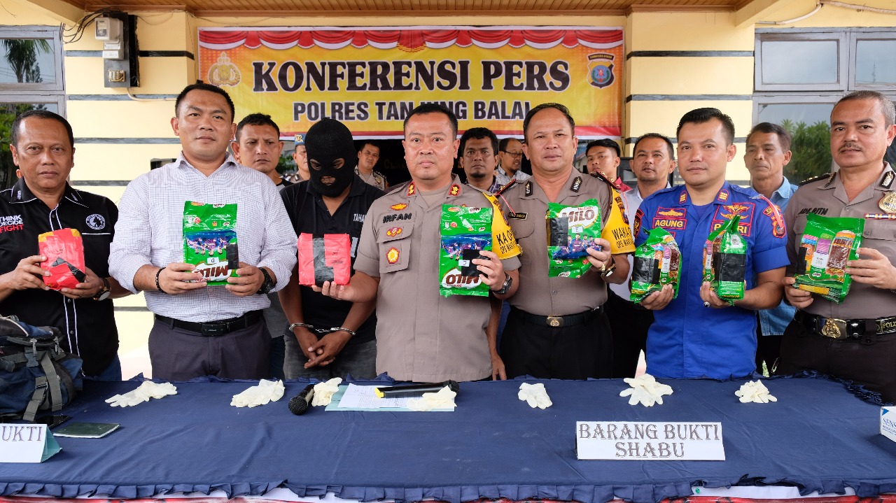 Kapolres Tanjungbalai AKBP Irfan Rifai dalam konprensi pers penangpan 8 kg sabu. Kapolres Tanjungbalai AKBP Irfan Rifai dalam konprensi pers penangpan 8 kg sabu.