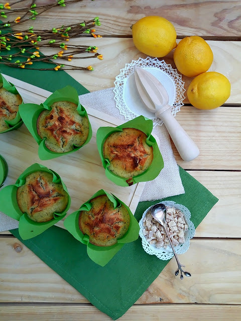 Receta de muffins dulces de calabacín y limón con semillas de amapola. Desayuno, merienda, postre, breakfast, recreo. Sencillos, saludables, ricos fáciles Cuca
