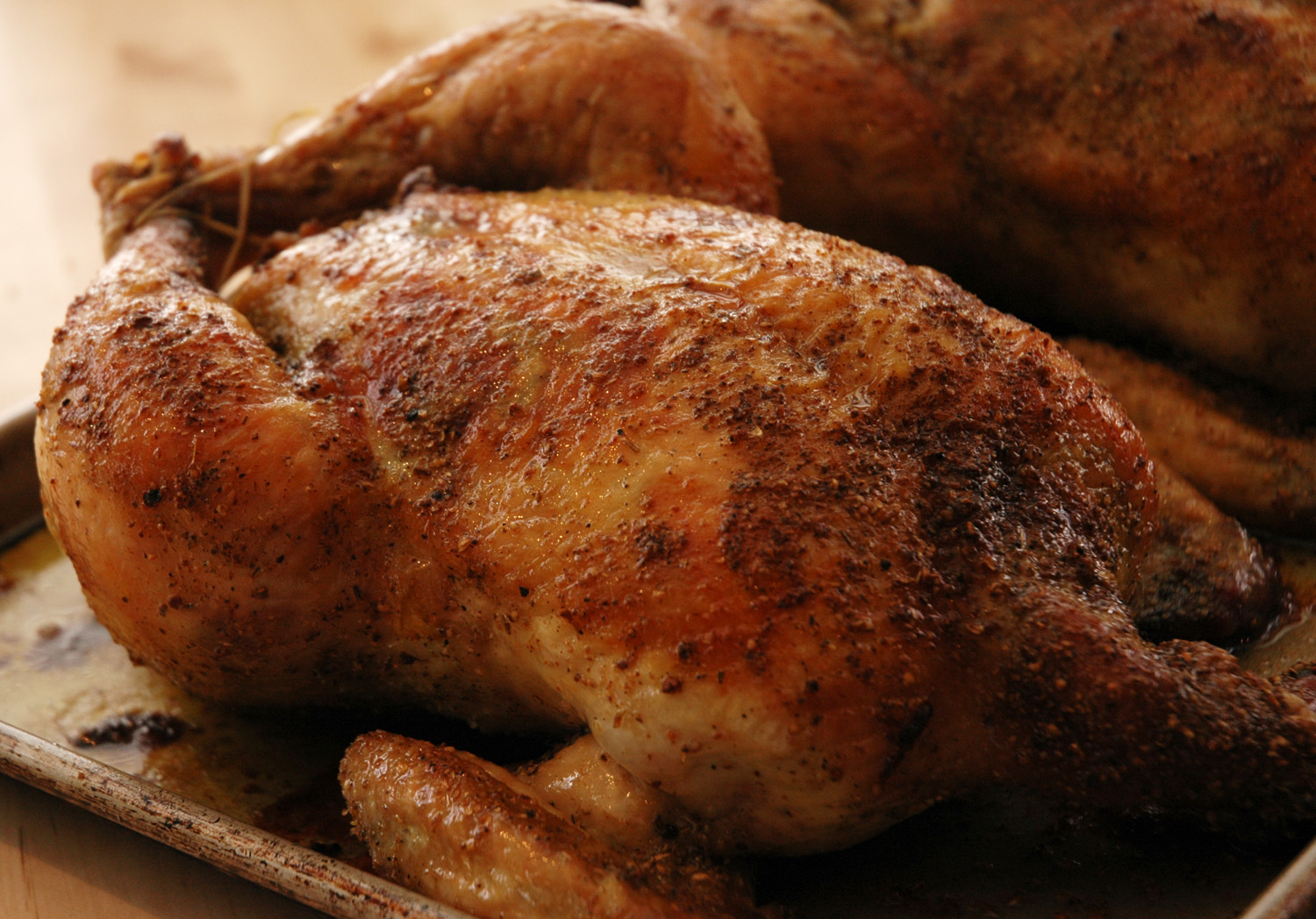 Сколько выпекать куриные. Курица в духовке. Курица запеченная в духовке. Курица в духовке целиком с хрустящей корочкой. Курочка гриль запеченная.