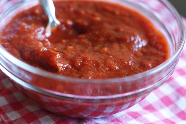 good & garlicky homemade pizza sauce