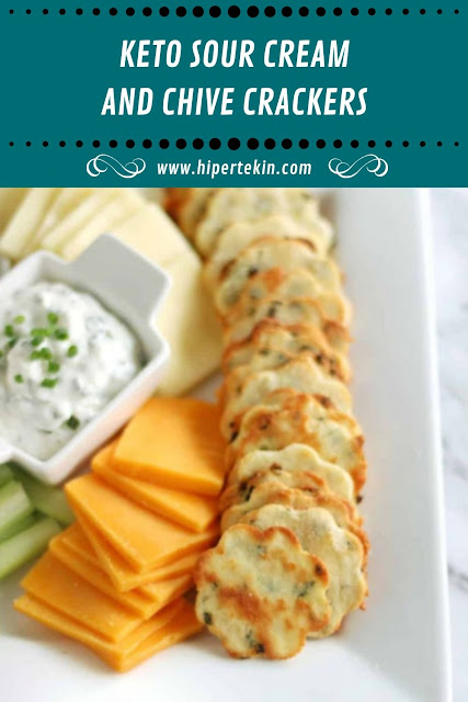 KETO SOUR CREAM AND CHIVE CRACKERS