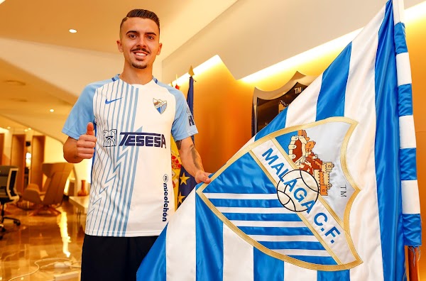 Málaga, Joaquín Muñoz posa con su nueva camiseta
