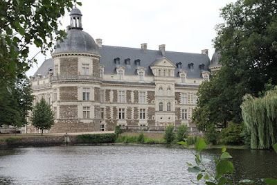 « 59 - Serrant Château 2 » par Thierry de Villepin — Travail personnel. Sous licence CC BY-SA 3.0 via Wikimedia Commons - http://commons.wikimedia.org/wiki/File:59_-_Serrant_Ch%C3%A2teau_2.jpg#/media/File:59_-_Serrant_Ch%C3%A2teau_2.jpg
