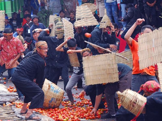 Kegiatan Tradisi Ngaruat Bumi, Hajat Buruan, dan Perang Tomat di Lembang, 17-19 Oktober 2016