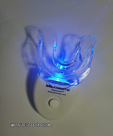 moldura y lampara led encendida del kit blanqueamiento dental