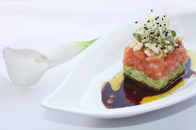 Tartar de somon cu crusta crocanta de salote,orez expandat si germeni de praz asezate pe pat de avocado si asezonate cu vinegreta neagra