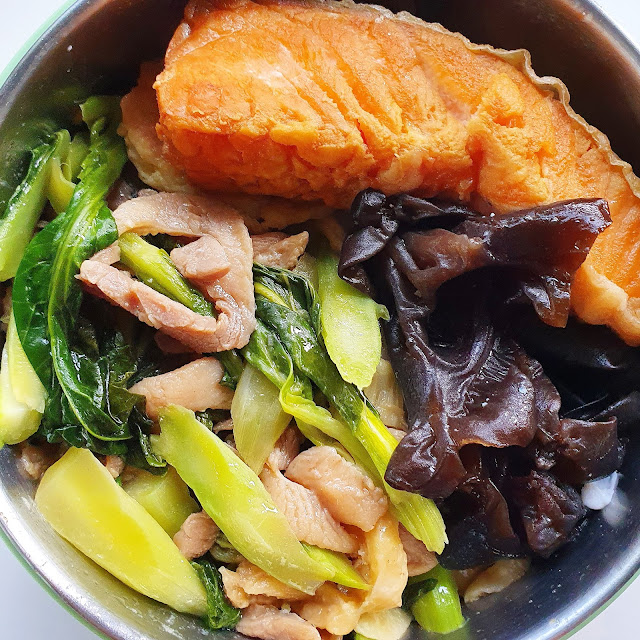 今日午餐：鮭魚、芥藍菜炒豬肉、黑木耳、豆腐，2020.11.03