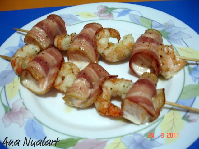  BROCHETAS SALMÓN, BACON Y LANGOSTINOS / TARTA MANZANA 