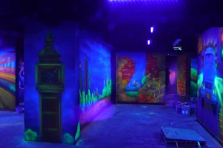 Malowanie obrazu w klubie, inspiracja, mural ścienny 3D, obraz świecący w ciemności pod ultrafioletem, black light murals