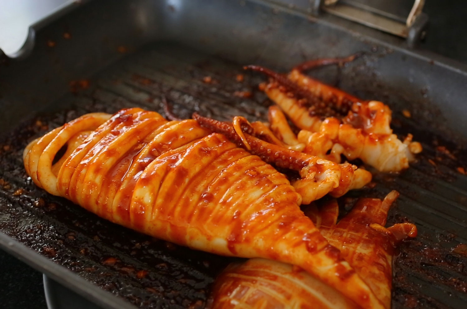 кальмар на гриле. кальмар на гриле. кальмар на гриле рецепт. кальмар на мангале. кальмары на электрогриле рецепт.