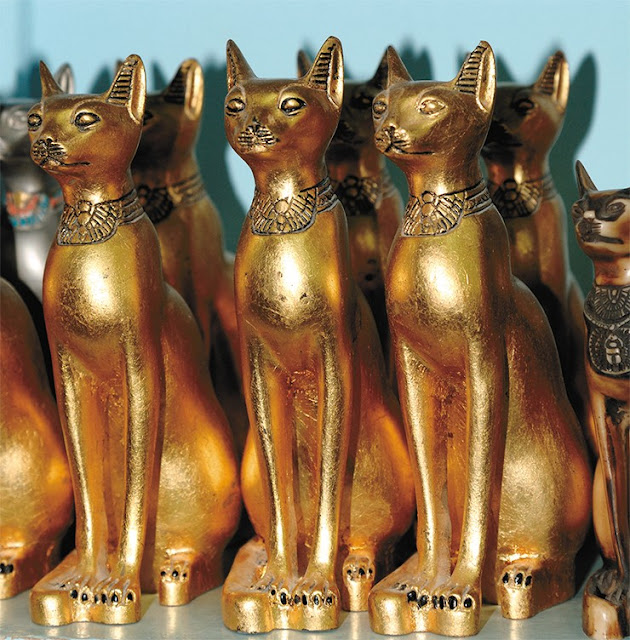 Бронзовые статуэтки кошек  в современном египетском магазине сувениров.  © Е. Кожевников