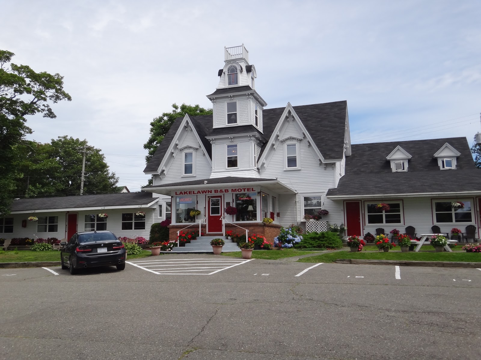 GollyGeeGosh Lakelawn Motel and B&B