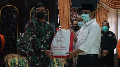 Panglima TNI Terjun Langsung Tinjau Banjir Kalsel dan Serahkan Bantuan Presiden Jokowi Serta 34 Perahu Karet