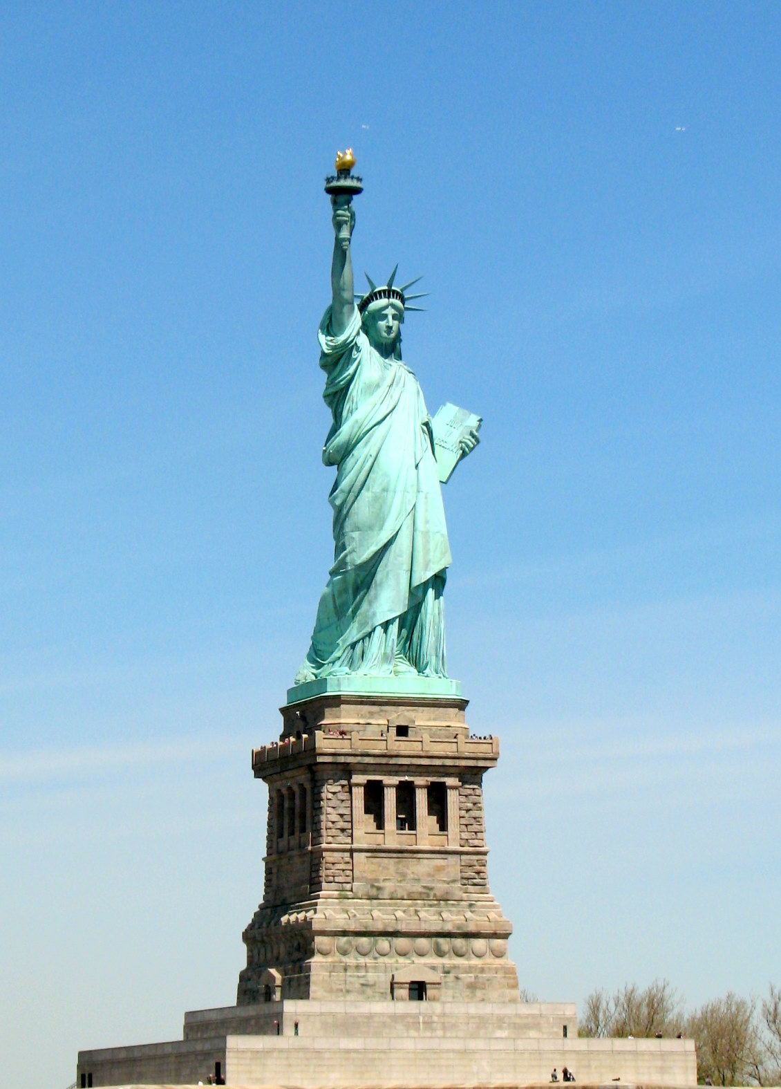 Первые памятники в мире. Манхэттен статуя свободы. 4 Июля статуя свободы. Монумент свободы США. Статуя свободы в Гюмри.