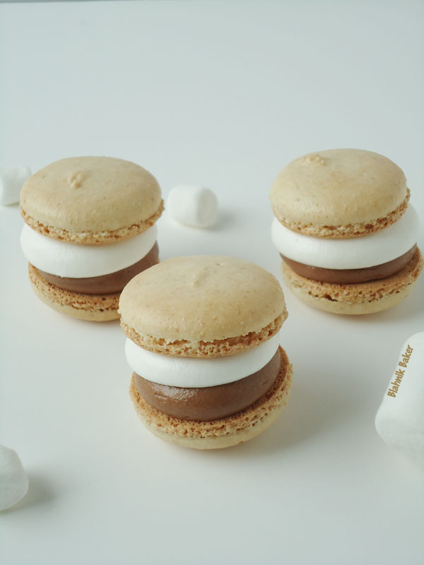 s'mores macarons | www.blahnikbaker.com