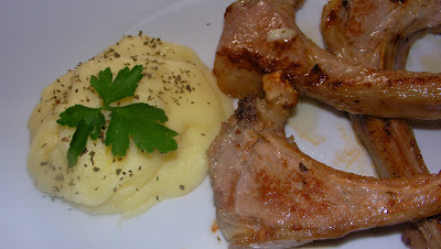  CHULETAS DE CORDERO CON PURÉ DE PATATA 