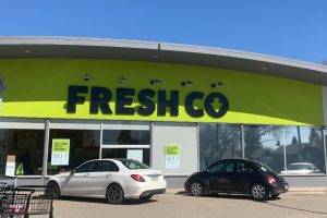 Video shows security guard attempting arrest outside Saskatoon grocery store