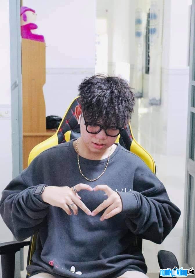 clip nóng lê bình gaming 12