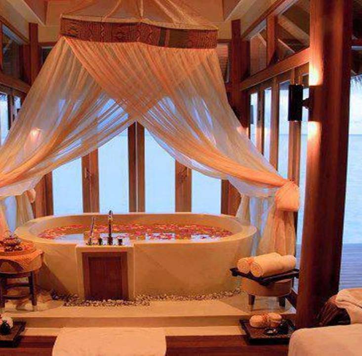 15 Romantic  jacuzzi  suites