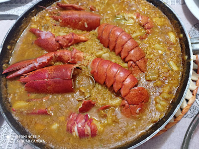 Arroz caldoso con bogavante, sepia, almejas y un buen fumet