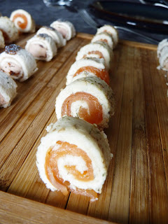 Roulés apéritifs : pain de mie / saumon fumé / foie gras Roulés apéritifs : pain de mie / saumon fumé / foie gras