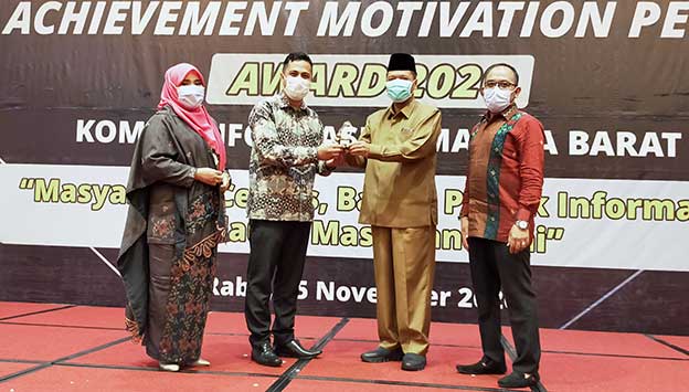 Bupati Irfendi Arbi Terima Penghargaan Achievement Motivation Person