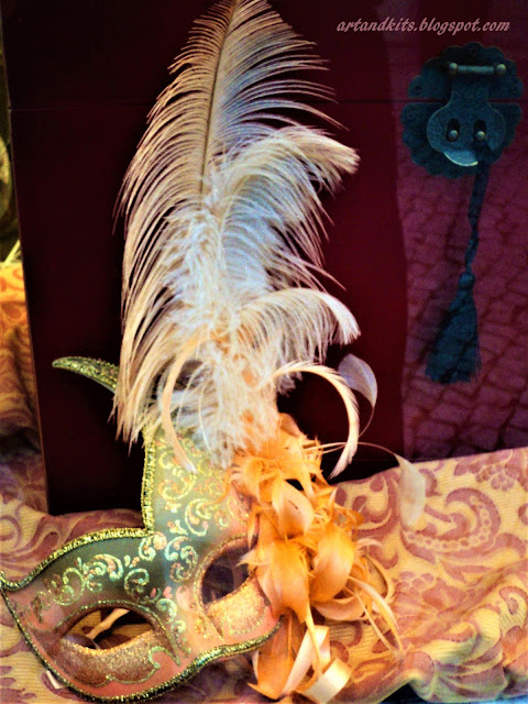 Carnaval... / Carnival... Há pessoas que apreciam tanto o Carnaval, que se recusam a tirar a máscara o ano inteiro... / There are some people who love Carnival so much, which refuse to take off their mask all year long...