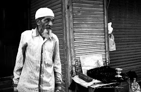 monochrome monday, black and white weekend, black and white, street portrait, street photo, street photography, chor bazaar, mumbai, india, 