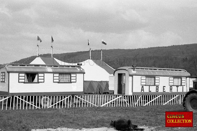 Photos du Cirque Alberti installé à Lorrach à la frontière entre l'Allemagne et la Suisse à côté de Bâle, le 1er mai 1972