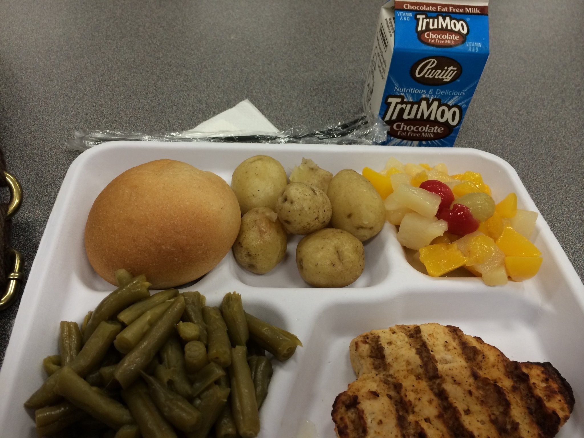 미국 학교에서 나오는 급식 무료로 먹는다?