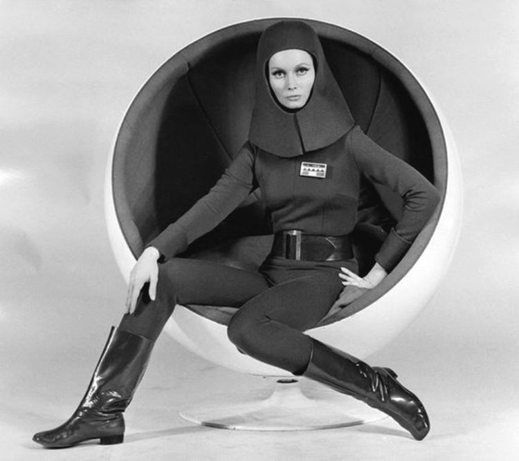 A Vintage Nerd, Vintage Blogger, Sixties Girl, Vintage Blog, Retro Lifestyle, Retro Lifestyle Blog, Sixties Furniture, 1960s Egg Chair, 1960s Ball Chair, Space Age Furniture, Space Age Chairs, TWA Hotel, Disability and Fashion, Sixties Style, Sixities Fashion, Modern Retro Fashion