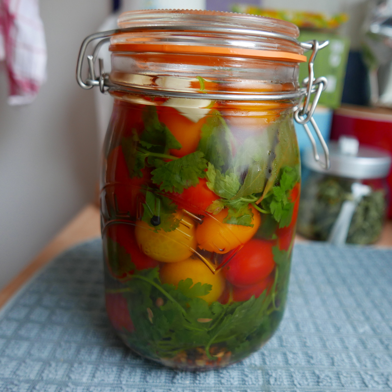 Four seasons. Pickle tomatoes (express method).