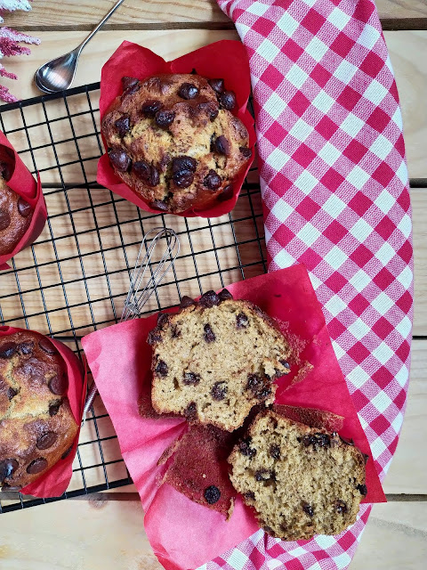Receta de muffins de plátano y pepitas de chocolate. Desayuno, merienda, postre. Fruta de temporada. Sencillos, ricos, jugosos, tiernos, húmedos, esponjosos, caseros. Cuca