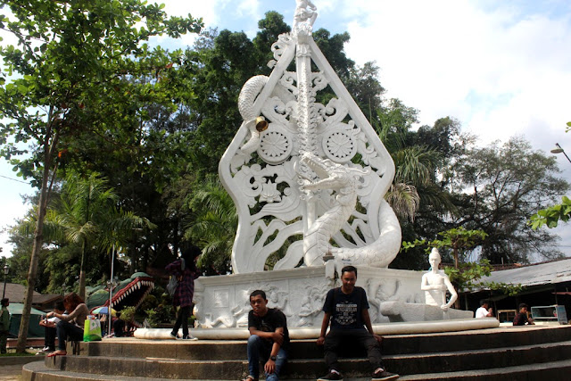 Patung Naga Putih Dekat Loket Masuk Rawa Pening Patung Naga Putih Dekat Loket Masuk Rawa Pening