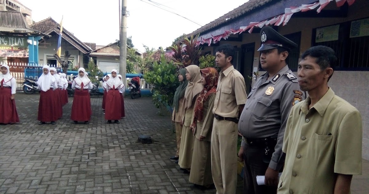 SD Muhammadiyah Trawas: Upacara Hari Senin