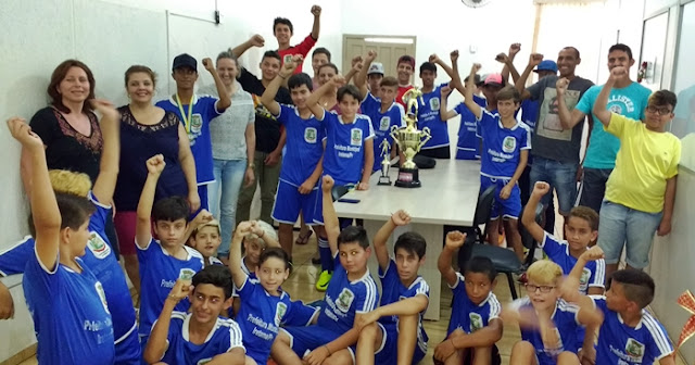 Atletas e técnicos do Futebol Infantojuvenil de Iretama recebem homenagem