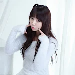 Hong Ji Yeon In Fluffy White Foto 23