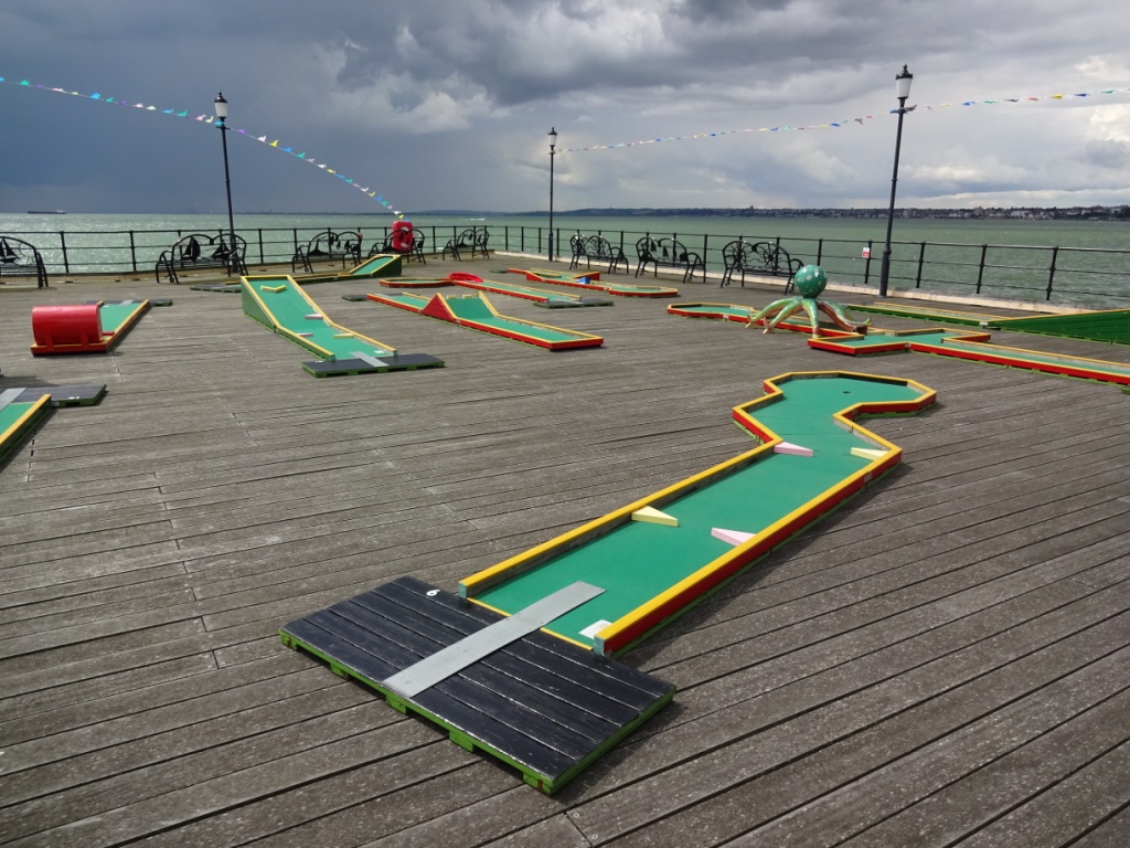 The Ham and Egger Files: Crazy Golf on Southend Pier