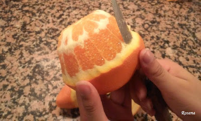 pelamos la naranja con cuchillo
