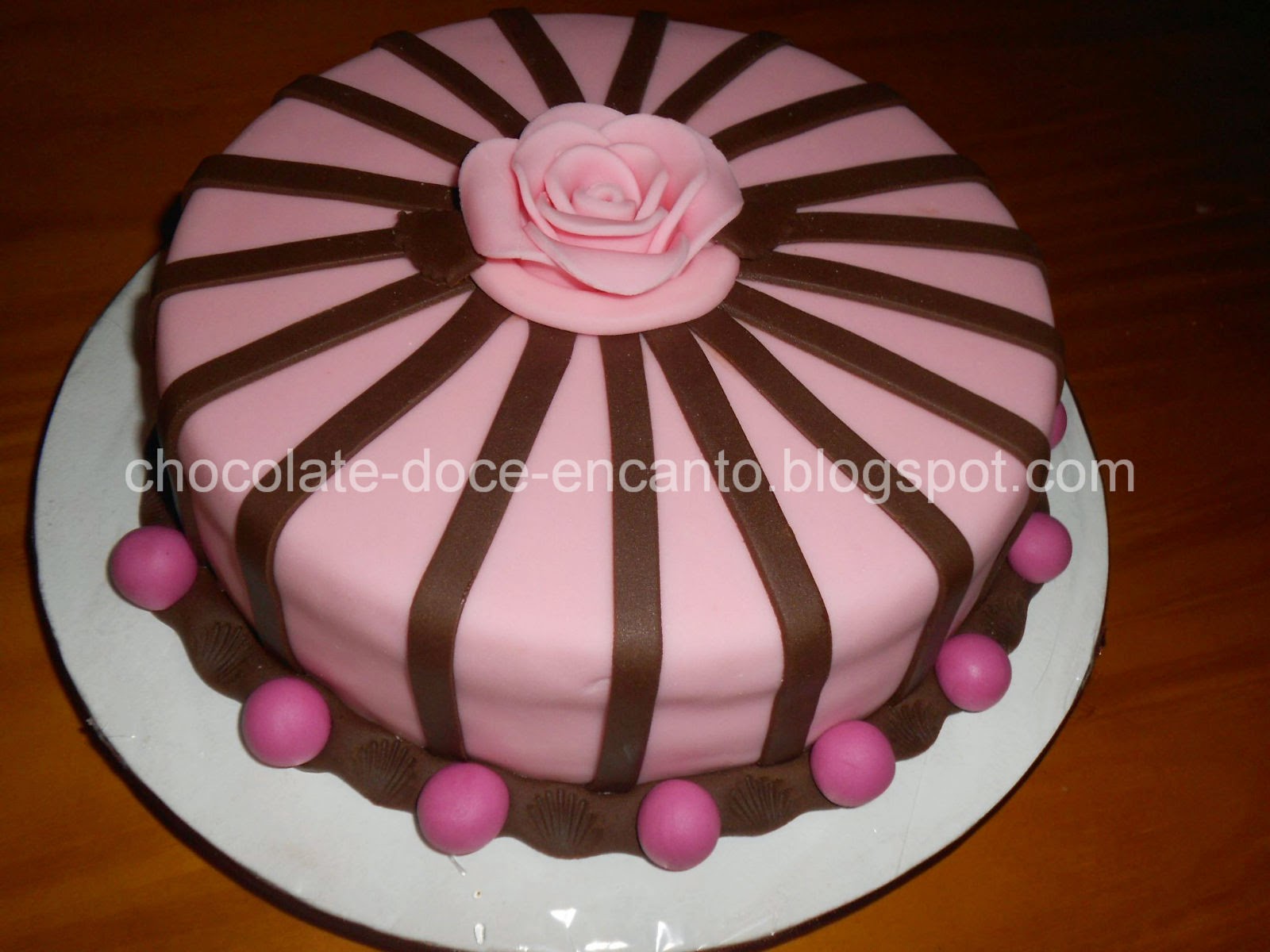 Doce Encanto: Bolo Marrom e Rosa