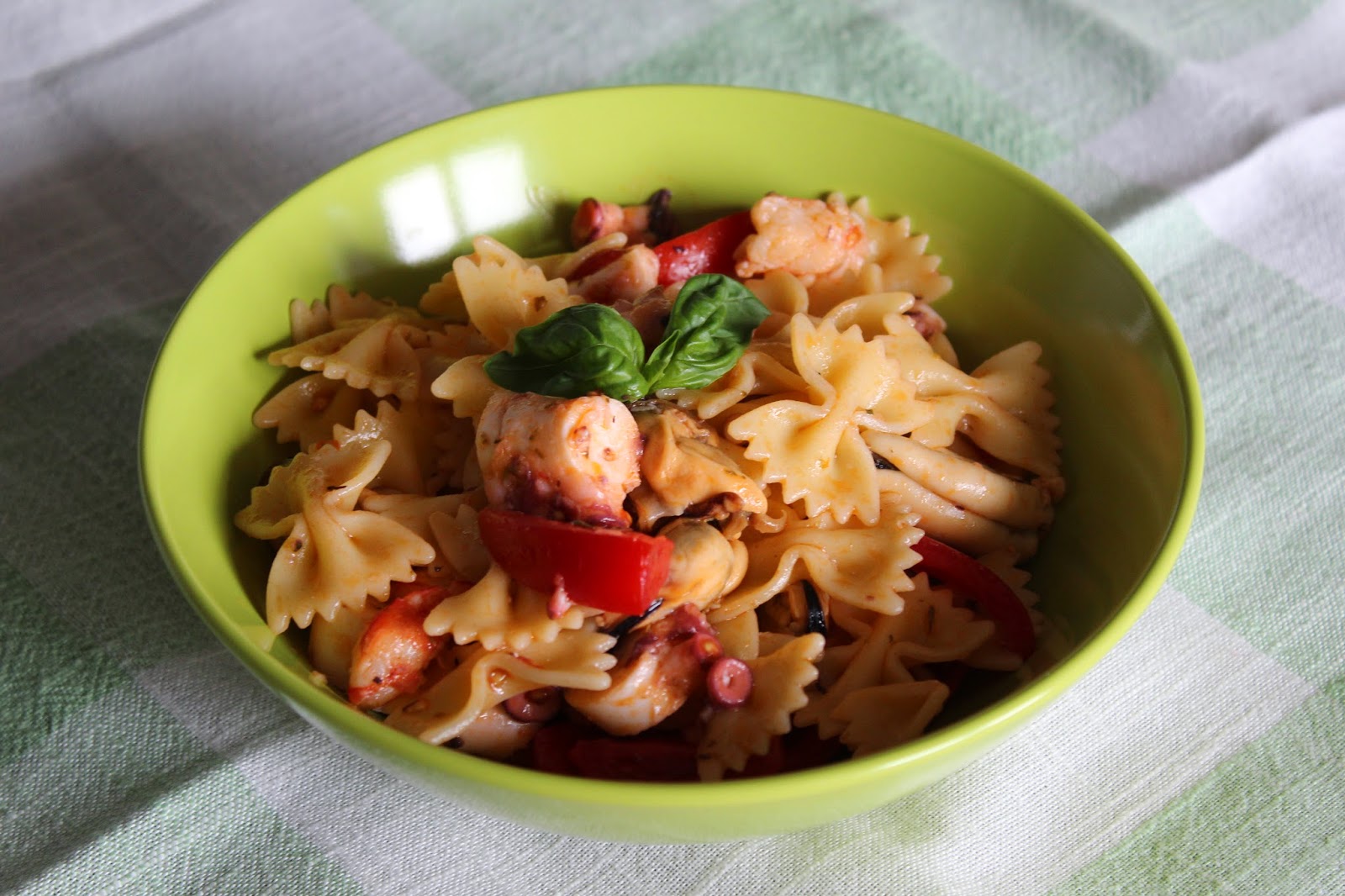 insalata di pasta al sapore di mare.