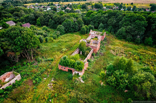 Сочинение про усадьбу рукавишниковых Полуразрушенный скотный двор